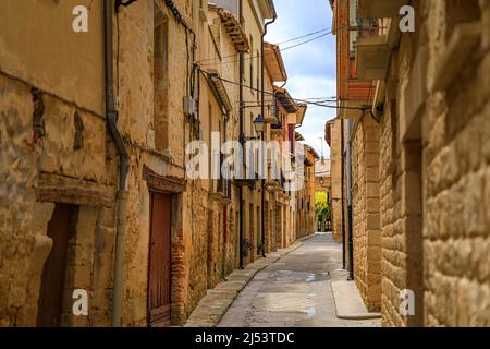 Rustikale mittelalterliche Steinhäuser in einer engen Straße der Altstadt von Olite, Spanien, berühmt für eine prächtige Königspalastburg Stockfoto