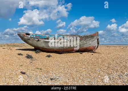 Ein altes verfallenes, verlassene Fischerboot aus Holz an einem Kiesstrand Stockfoto