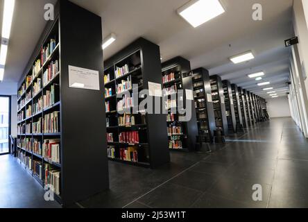 Berlin, Deutschland. 19. April 2022. Das am 19. April 2022 aufgenommene Foto zeigt einen Blick auf das Jacob und Wilhelm Grimm Zentrum in Berlin, der Hauptstadt Deutschlands. Das Jacob and Wilhelm Grimm Center ist eine offene Bibliothek in Berlin. Kredit: Shan Yuqi/Xinhua/Alamy Live Nachrichten Stockfoto