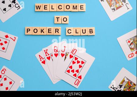 Poker Spielkarten auf blauem Hintergrund mit Holzblöcken. Flatlay, Kopierraum, Konzept Stockfoto