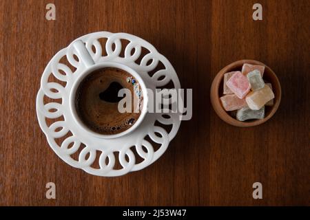 Traditionelles türkisches Vergnügen und türkischer Kaffee auf einem Holzhintergrund, Blick von oben Stockfoto