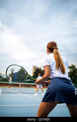 Porträt einer glücklichen jungen Frau, die Tennis spielt. Menschen Sport gesunden Lebensstil Konzept Stockfoto