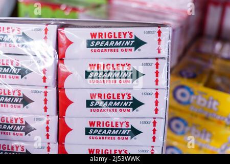 Tjumen, Russland-13. April 2022: Spearmint Kaugummi von Wrigley Close-up hergestellt. Selektiver Fokus Stockfoto