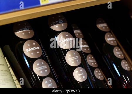 Tjumen, Russland, 13. April 2022: Italienische Barolo-2017-pentita-Astemia. Selektiver Fokus Stockfoto