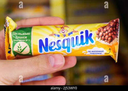 Tjumen, Russland, 13. April 2022: Nesquik Chocolate. Nequik gehört der Schweizer Firma Nestle.e Stockfoto