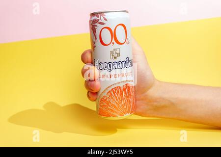 Tjumen, Russland-13. April 2022: Hoegaarden alkoholfreies Bier mit Grapefruitgeschmack, mehrfarbiger Hintergrund Stockfoto