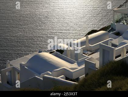 Weiß getünchte Häuser mit Terrassen und Pools und einer schönen Aussicht in Imerovigli auf der Insel Santorini, Griechenland Stockfoto