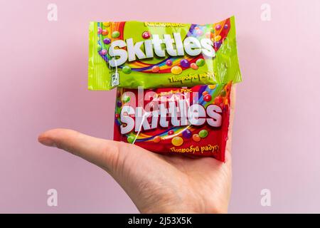 Tjumen, Russland-27. Dezember 2021: Die Marke skittles Sweets ist im Besitz der Wrigley Company und wird von ihr produziert. Mehrfarbiger Hintergrund Stockfoto