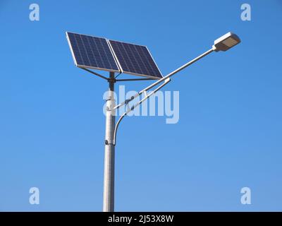 Straßenbeleuchtung Stange mit Photovoltaik-Panel und LED-Lampen Stockfoto