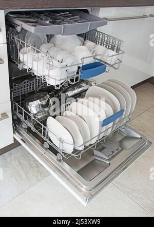 Geschirrspüler mit sauberem Geschirr öffnen Stockfoto