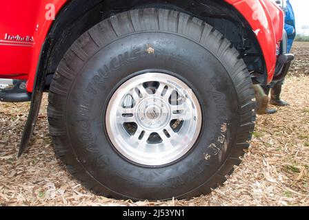 Geländereifen an einem Fahrzeug, das von Arctic Trucks für extreme Bedingungen angepasst wurde. Dieses Fahrzeug war in Top Gear, und nahm Jeremy Clarkson und James Stockfoto
