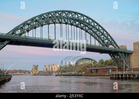 Die Tyne Bridge ist eine durch Bogenbrücke über den Fluss Tyne im Nordosten Englands, Verknüpfung von Newcastle Upon Tyne und Gateshead. Stockfoto