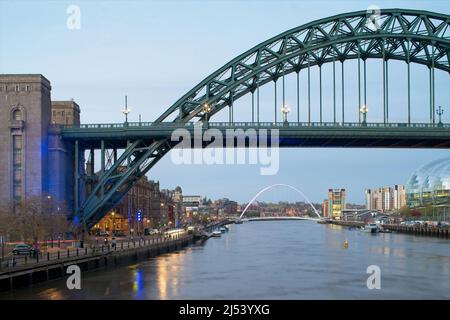 Die Tyne Bridge ist eine durch Bogenbrücke über den Fluss Tyne im Nordosten Englands, Verknüpfung von Newcastle Upon Tyne und Gateshead. Stockfoto