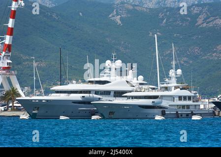 Zwei weiße Luxusyachten, die im Hafen festgemacht haben Stockfoto