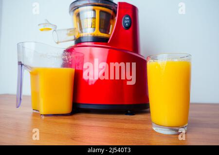 Rohkost Diät-Konzept Orangen und Saftemachen in weißem Hintergrund Stockfoto