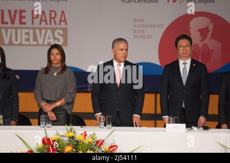 Der kolumbianische Präsident Ivan Duque (Mitte) und die First Lady Maria Juliana Ruiz (links) sowie der südkoreanische Minister für Kultur, Sport und Tourismus Hwang Hee (rechts) während der Eröffnung der Internationalen Buchmesse (FILBO) in Bogota, Kolumbien, am 19. April 2022. Seit Beginn der COVID-19-Pandemie mit Südkorea als Gastland öffnete die Buchmesse ihre Pforten für Besucher. Foto: Chepa Beltran/Long Visual Press Stockfoto