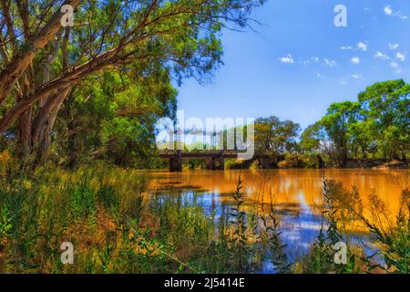 Barrier Highway über den Darling River mit Spit Bridge in der Stadt WIlcannia beim Baker Park. Stockfoto