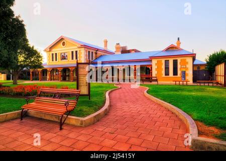 Historisches Gerichtsgebäude in der Silberstadt Broken Hill der australischen Bergbauindustrie, Außengericht. Stockfoto