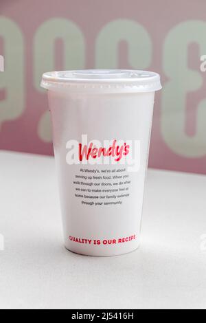 Kutaisi, Georgia - 17. März 2022: Wendy's Cup mit Coca-Cola. Stockfoto