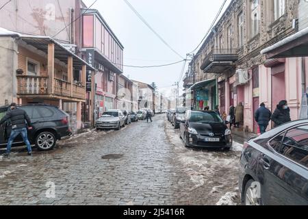 Kutaisi, Georgia - 17. März 2022: Kopfsteinpflasterstraße in Kutaisi. Stockfoto