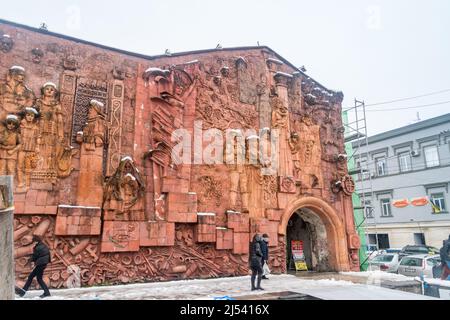 Kutaisi, Georgia - 17. März 2022: Grüne Marktskulptur. Stockfoto