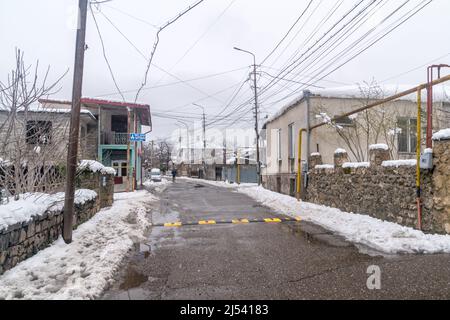 Kutaisi, Georgien - 17. März 2022: Seitenstraße in Kutaisi im Winter. Stockfoto