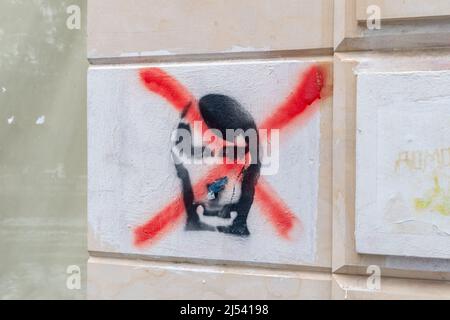 Kutaisi, Georgien - 17. März 2022: Anti-Putin-Graffiti an der Wand. Graffiti als Symbol der Unterstützung der Ukraine während Russland und Ukraine Krieg. Stockfoto