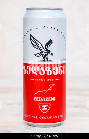 Kutaisi, Georgien - 17. März 2022: Dose georgischen Zedazeni Bier. Stockfoto