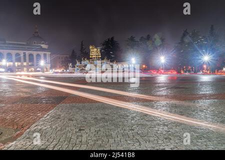 Kutaisi, Georgien - 17. März 2022: Nachtansicht auf dem zentralen Platz von Kutaisi. Stockfoto
