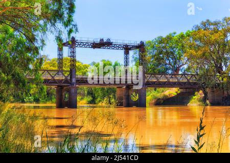 Grüner Bäckerpark in Wilcannia Stadt am Ufer des Darling River - australisches Outback mit Spit Bridge of Barrier Highway. Stockfoto