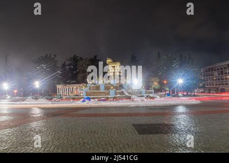 Kutaisi, Georgien - 17. März 2022: Nachtansicht des Colchis-Brunnens auf dem zentralen Platz von Kutaisi. Stockfoto