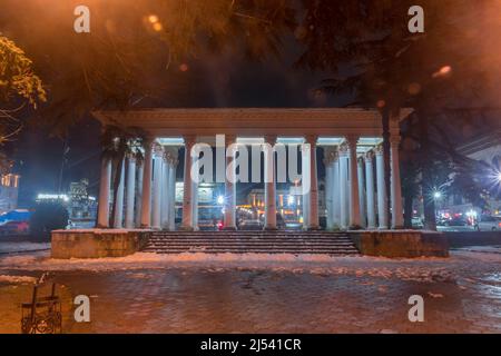 Kutaisi, Georgien - 17. März 2022: Säulen im Central Park in der Nacht. Stockfoto