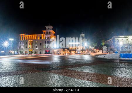 Kutaisi, Georgien - 17. März 2022: Zentraler Platz von Kutaisi in der Nacht. Stockfoto