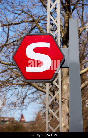 S-Zug (S-tog)-Schild; öffentliches Bahnsystem des Kopenhagener Gebiets; Dänemark Stockfoto