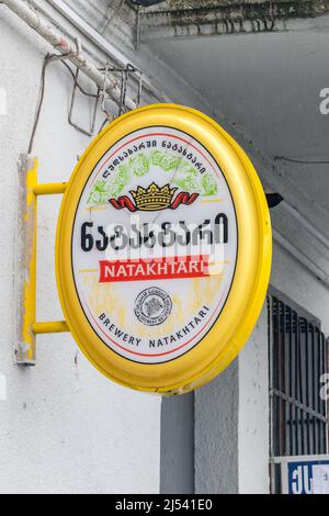 Kutaisi, Georgien - 18. März 2022: Emblem des Natakhtari-Bieres. Stockfoto