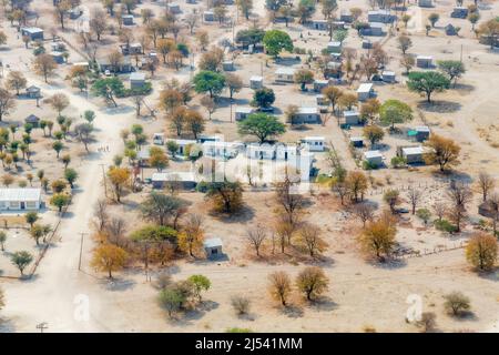 Luftaufnahme über ein kleines Township auf dem Weg zum Moremi Game Reserve auf einem Flug von Maun, Okavango Delta, Botswana, Südafrika Stockfoto