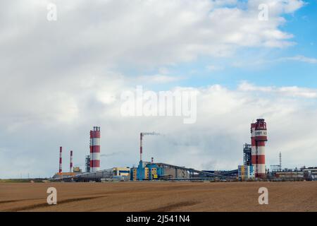 Industrielle Landschaft Umweltverschmutzung Abfall von thermischen Kraftwerken. Große Rohre der chemischen Industrie Enterprise-Anlage. Stockfoto