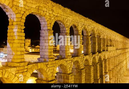 Das historische Aquädukt von Segovia, Spanien - eines der am besten erhaltenen römischen Monumente in Iberien, beleuchtet bei Nacht Stockfoto