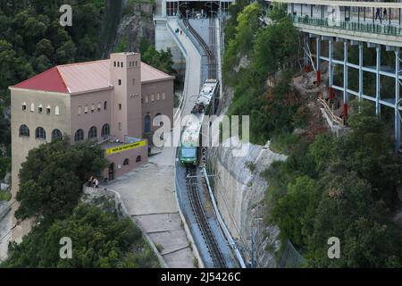MONTSERRAT, SPANIEN - 15. MAI 2017: Es ist ein Kabel- und Eisenbahnbahnhof auf dem Montserrat. Stockfoto