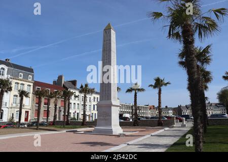 BOULOGNE-SUR-MER, FRANKREICH, 12. APRIL 2022: Blick auf den renovierten Auguste-Platz Mariette Pacha in Boulogne. Es ist ein touristisches Ziel, das t Stockfoto