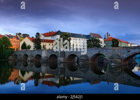 Gotische mittelalterliche steinerne Brücke auf dem Fluss Otava. Älteste Brücke historische Stadt Pisek, Südböhmen, Tschechische republik, Europa. Schöne Abenddämmerung in Stockfoto