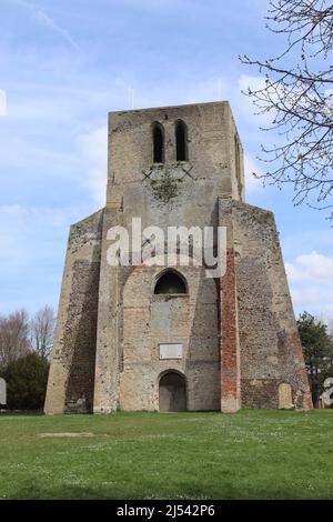 Blick auf die Tour Carrée der ehemaligen Benediktinerabtei St. Winnoc in Bergues, Nord, Frankreich, an einem sonnigen Frühlingstag. Der Turm ist jetzt Teil eines Publi Stockfoto