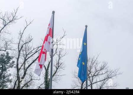 Flagge Georgiens (Land) und der Europäischen Union. Stockfoto