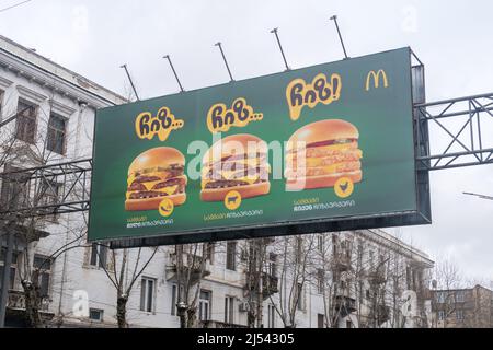 Kutaisi, Georgia - 18. März 2022: Anzeige von McDonald's Sandwiches. Stockfoto