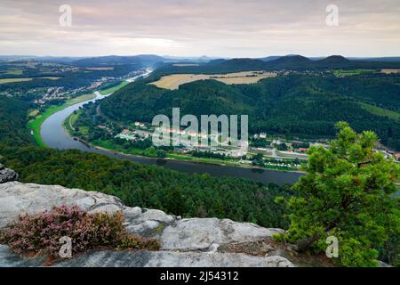 Blick auf die Elbe vom Aussichtspunkt Lilienstein, Nationalparks Sächsische Schweiz. Flusslandschaft in Deutschland. Sommerlandschaft mit Elbe und felsig Stockfoto