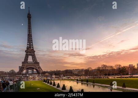 Paris, Frankreich - 11. Dezember 2021: Wunderschöne Aussicht auf den Eiffelturm vom Trocadero Park Stockfoto