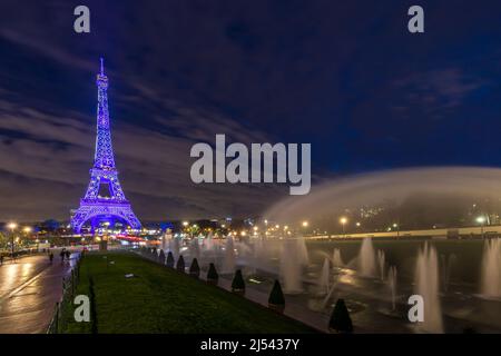 Paris, Frankreich - 4. Januar 2022: Wunderschöne Aussicht auf den Eiffelturm vom Trocadero Park Stockfoto