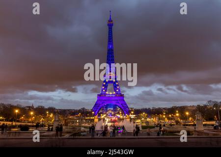 Paris, Frankreich - 4. Januar 2022: Wunderschöne Aussicht auf den Eiffelturm vom Trocadero Park Stockfoto