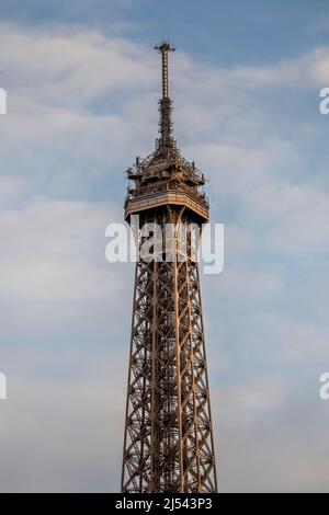 Paris, Frankreich - 11. Dezember 2021: Schöne Aussicht auf den Eiffelturm in Paris Stockfoto