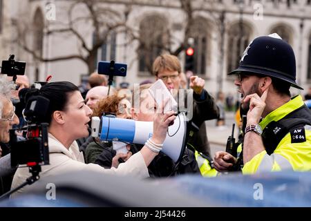 Während Premierminister Boris Johnson sich beim parlament wegen seiner Feststrafe für seine Anwesenheit bei einer Partei während seiner eigenen Pandemiebeschränkungen in Covid entschuldigen sollte, blockieren Anti-Vaxx-Demonstranten am 19.. April 2022 während einer Auseinandersetzung mit dem Tory-Abgeordneten Bob Blackman die Tore des parlaments. In London, England. Die MET-Polizei untersucht weiterhin Johnson und seine Mitarbeiter, da die Nachricht von weiteren Geldstrafen für die Festsetzung von Parteien von der Polizei erwartet wird. Stockfoto